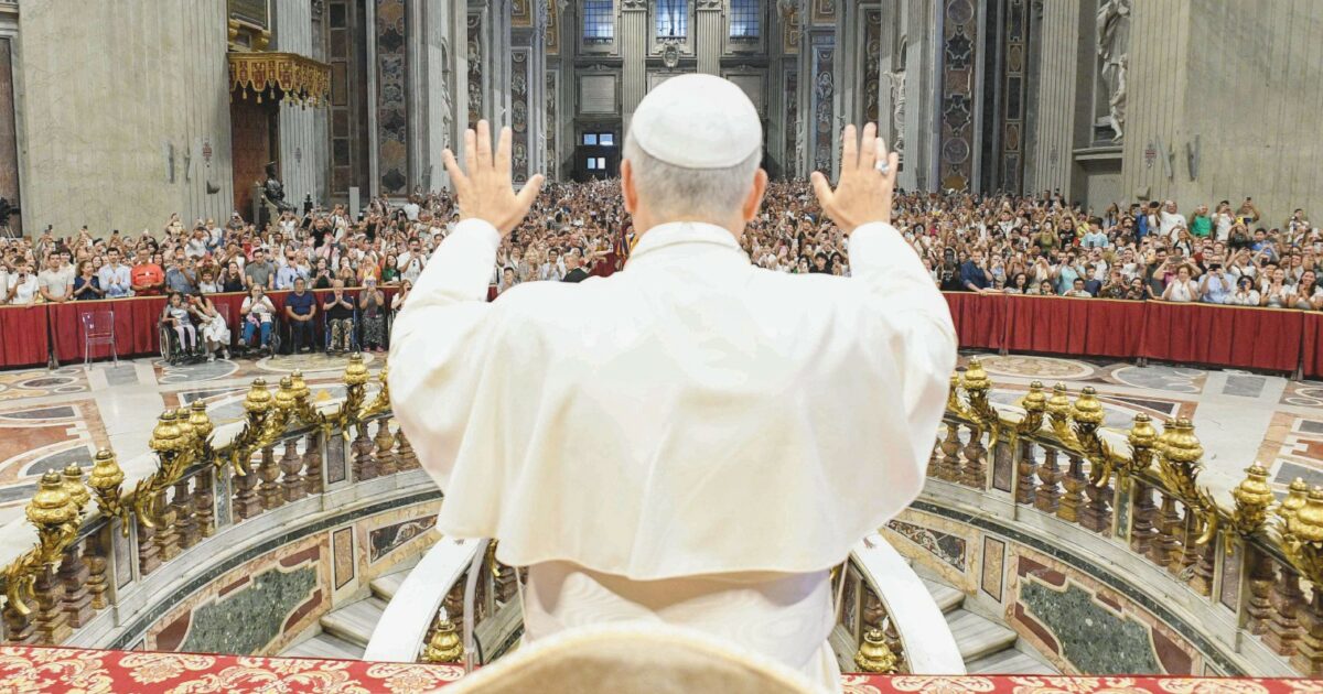 Papa Leone e i primi sei mesi da pontefice: il nuovo cerchio magico, i bergogliani bocciati e le prime riforme (in discontinuità con Francesco)