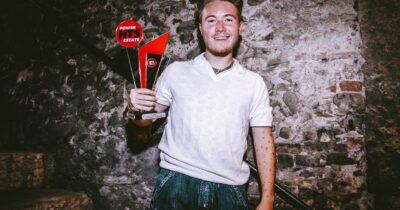 Copertina di RTL 102.5 Power Hits Estate travolto dal diluvio a Verona: tra ritardi e problemi tecnici sul palco Alfa (come previsto) trionfa con “A me mi piace”