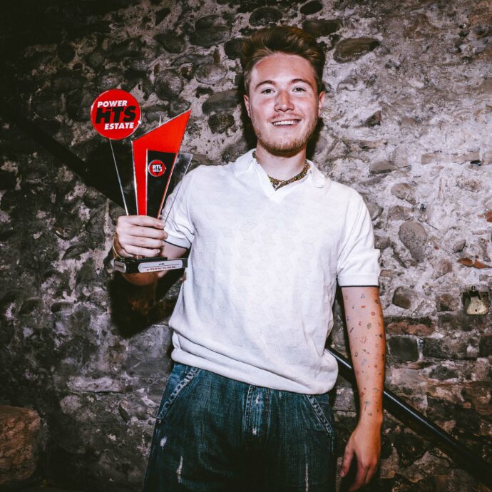 RTL 102.5 Power Hits Estate travolto dal diluvio a Verona: tra ritardi e problemi tecnici sul palco Alfa (come previsto) trionfa con “A me mi piace”