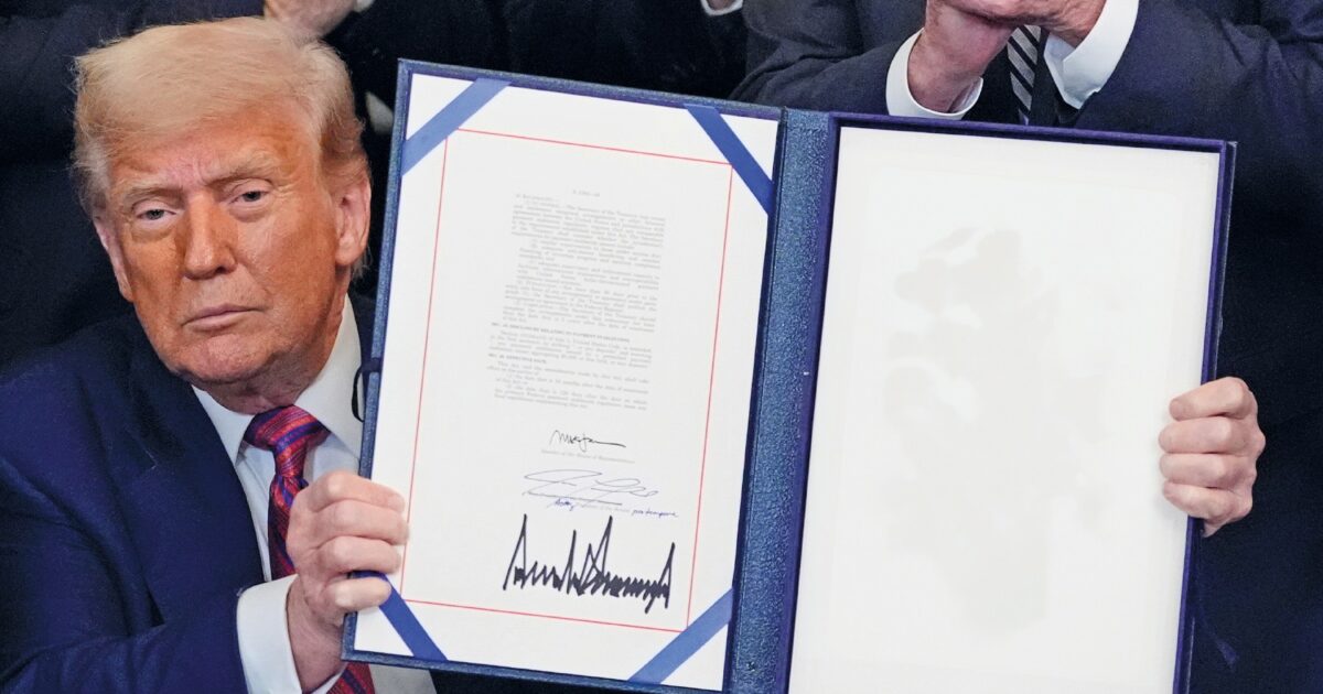 Grandi firme: gli spigoli di Trump (e quelli di Mussolini)