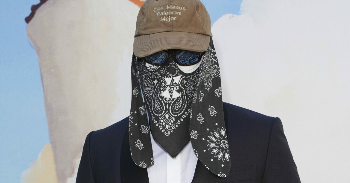 Venezia 2025, mistero sul volto del regista Stillz che appare sul red carpet mascherato – LE FOTO Venezia 2025, mistero sul volto del regista Stillz che appare sul red carpet mascherato – LE FOTO