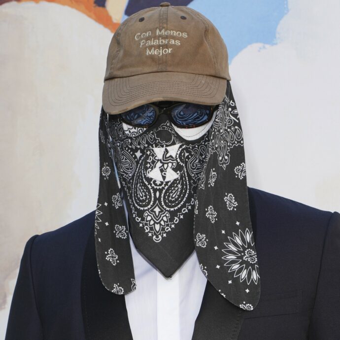 Venezia 2025, mistero sul volto del regista Stillz che appare sul red carpet mascherato – LE FOTO