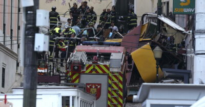 Copertina di Lisbona, deraglia la funicolare Elevador da Glória: 15 morti. Tra i feriti anche un’italiana