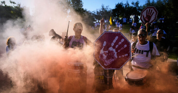 Israele, dimostranti bruciano auto e cassonetti sotto casa di Netanyahu. Ben-Gvir: “Terrorismo”