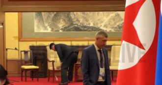 Copertina di Kim Jong-un e il segreto sul Dna: assistenti puliscono ogni superficie che tocca per timore che i servizi segreti lo raccolgano – Video