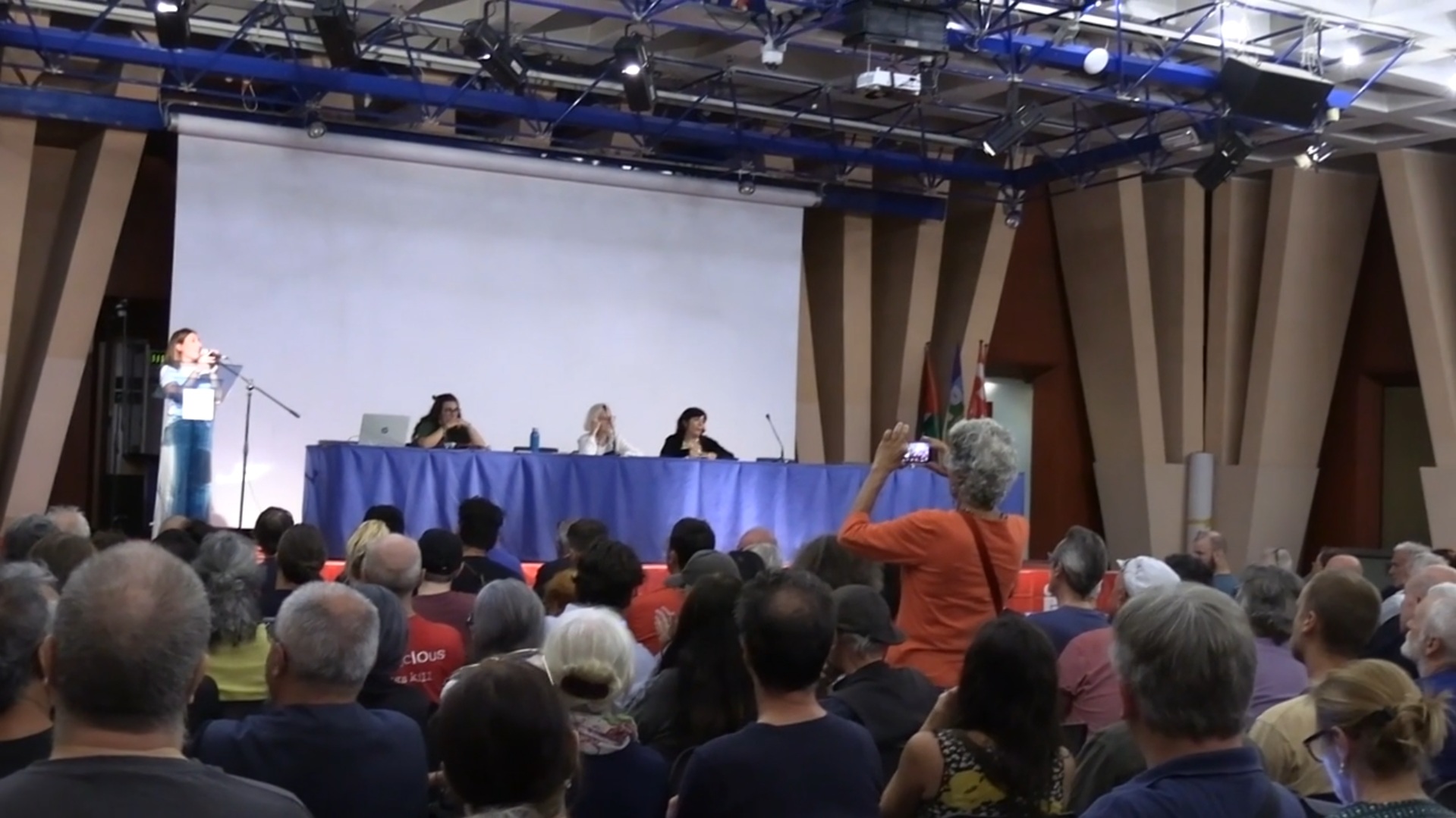 assemblea per il leoncavallo alla camera del lavoro di milano vogliamo una citt224 democratica e antifascista 8211 video