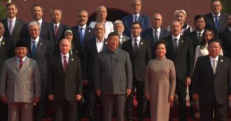 Xi Jinping con l’abito “in stile Mao” tra Putin e Kim Jong-un: il video dell’imponente parata militare a Pechino