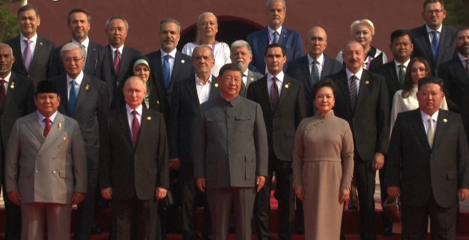 Xi Jinping con l’abito “in stile Mao” tra Putin e Kim Jong un: il video dell’imponente parata militare a Pechino Xi Jinping con l’abito “in stile Mao” tra Putin e Kim Jong un: il video dell’imponente parata militare a Pechino
