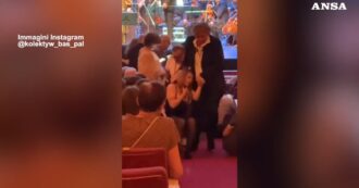 Copertina di Cantante israeliano imbrattato di vernice rossa da attiviste pro-Palestina durante concerto a Varsavia – Video