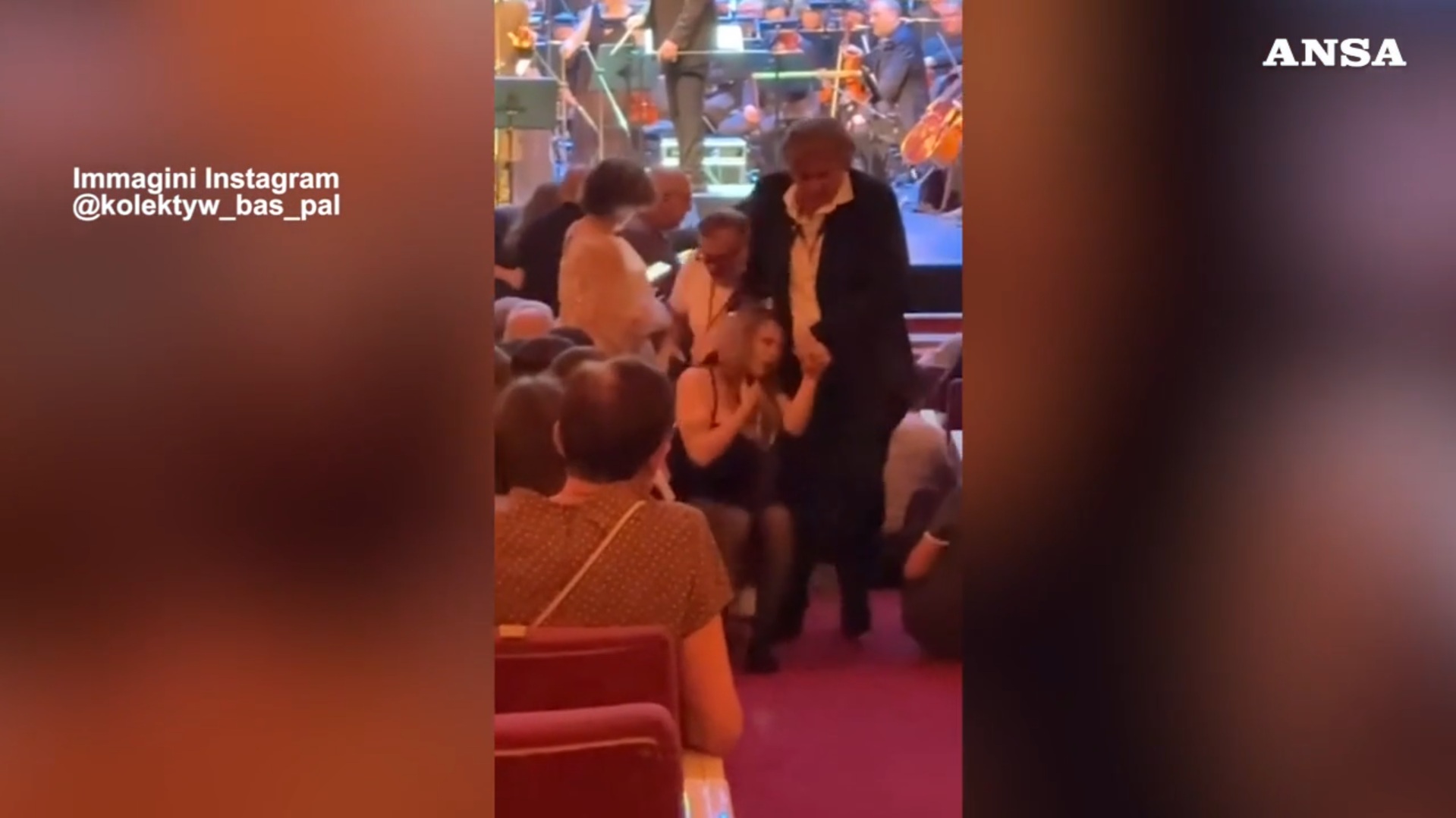 Cantante israeliano imbrattato di vernice rossa da attiviste pro Palestina durante concerto a Varsavia – Video Cantante israeliano imbrattato di vernice rossa da attiviste pro Palestina durante concerto a Varsavia – Video