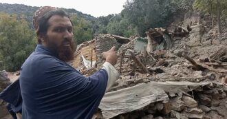 Copertina di Afghanistan, le testimonianze video dalla provincia di Kunar: “Scaviamo tra le macerie a mani nude”