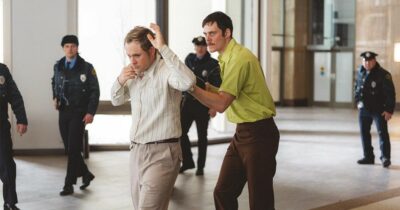 Copertina di Ovazione per il nuovo film di Gus Van Sant, Dead Man’s wire è una commedia nera tra rivolta popolare (Joker) e allegoria del potere (Bugonia)