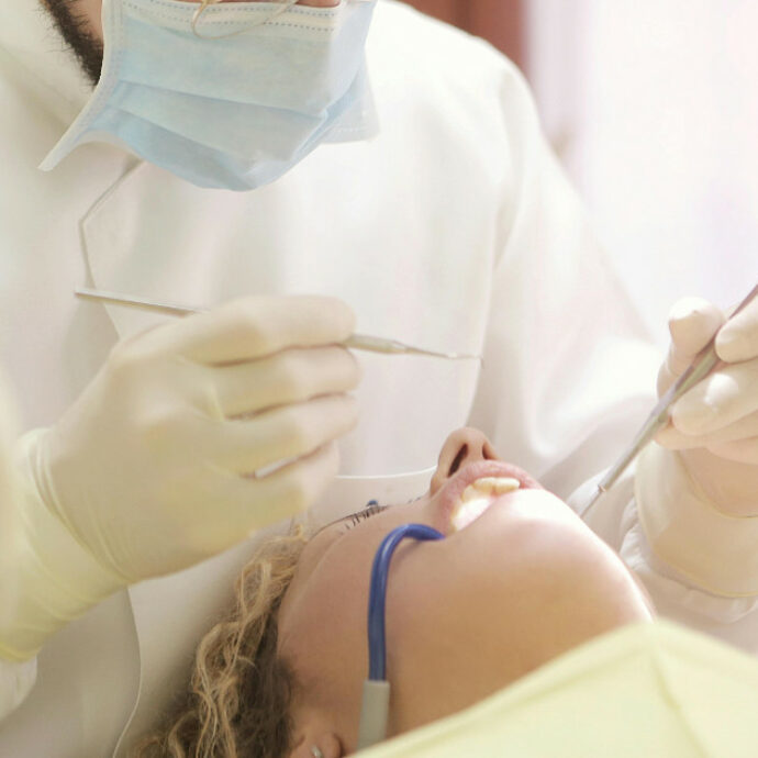 Dentista uccide moglie e figlia, poi si suicida. La sua bio recitava: “Tratta i suoi pazienti come tratterebbe la sua famiglia”