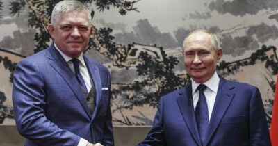 Copertina di Fico unico leader Ue alla parata di Xi di fianco a Putin e Kim. La vicinanza con Mosca