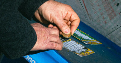 Copertina di Vince 500mila euro e sviene dentro il bar: “Non l’abbiamo più visto”