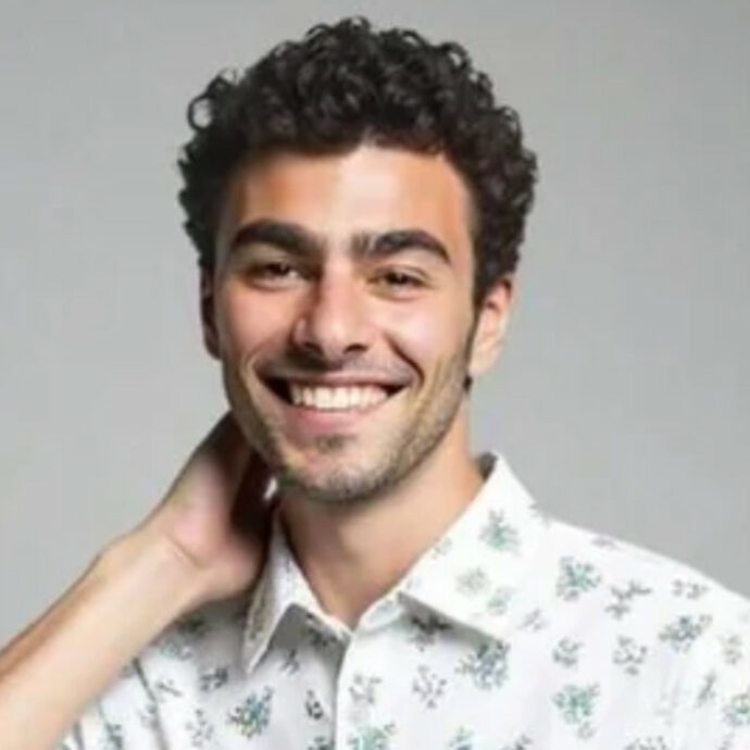 “Luigi Mangione modello per Shein. No, gli assomiglia. No, è frutto dell’intelligenza artificiale”. La pubblicità viene rimossa, ma la camicia è già sold out