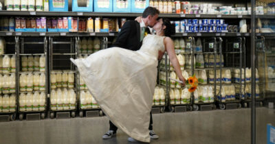 Copertina di “Il giorno del nostro matrimonio siamo tornati nel supermercato che ci ha fatto conoscere. Ci siamo innamorati riempiendo gli scaffali dei dolci”: la storia di Tom e Meg Wallace