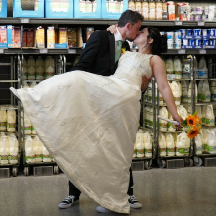 “Il giorno del nostro matrimonio siamo tornati nel supermercato che ci ha fatto conoscere. Ci siamo innamorati riempiendo gli scaffali dei dolci”: la storia di Tom e Meg Wallace