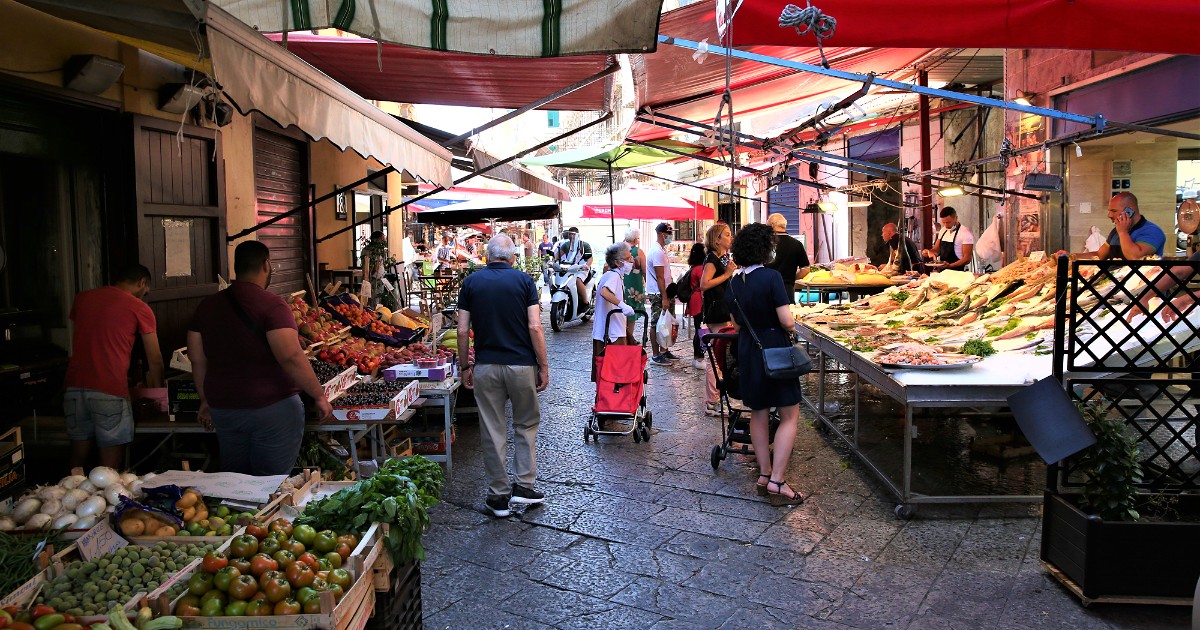 Case sfitte e boom di sfratti, Palermo nella trappola dell’overtourism: “È ormai una friggitoria a cielo aperto” Case sfitte e boom di sfratti, Palermo nella trappola dell’overtourism: “È ormai una friggitoria a cielo aperto”