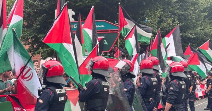 Vuelta, manifestazione per la Palestina blocca la corsa spagnola: gruppo fermato prima del traguardo, non c’è un vincitore di tappa