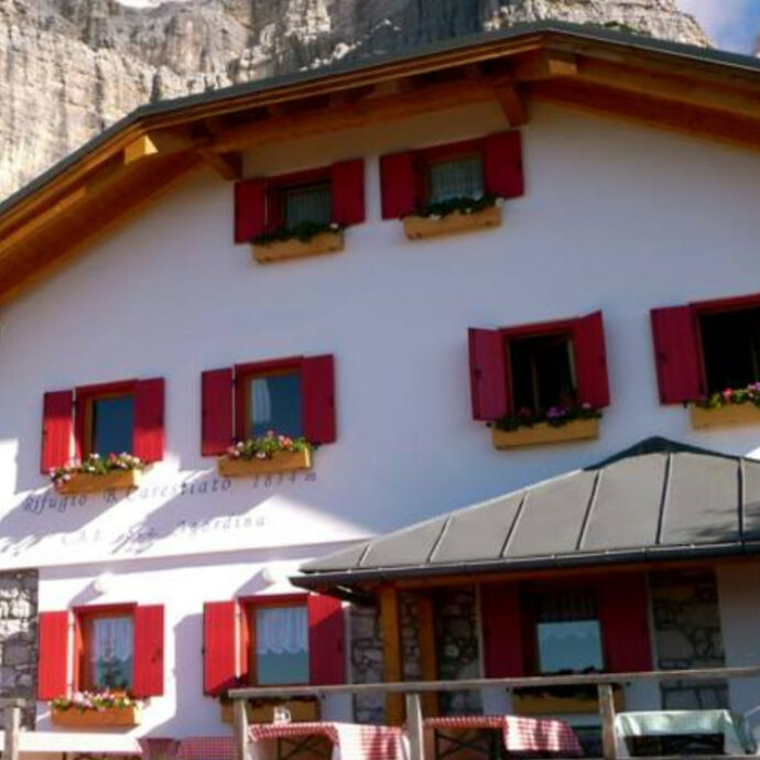 “Basta prese per i fondelli, non siamo un autogrill”: gestore furibondo con la recensione che boccia il rifugio per i prezzi e il “sentiero allucinante”