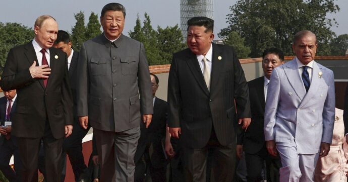 Xi accoglie Putin e Kim a Pechino per la parata militare. Trump: “Cospirate contro gli Usa”. Kallas: “Sfida diretta all’Occidente”