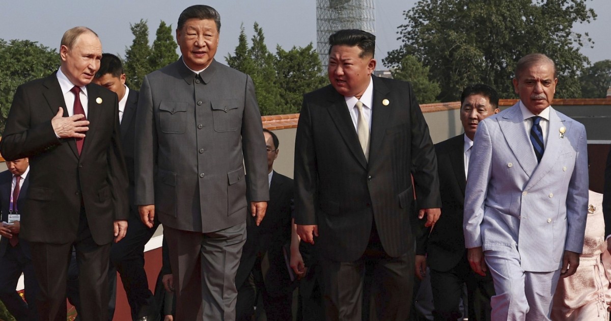 Xi accoglie Putin e Kim a Pechino per la parata militare: “Il mondo scelga tra pace e guerra”. Trump: “Cospirate contro gli Usa” Xi accoglie Putin e Kim a Pechino per la parata militare: “Il mondo scelga tra pace e guerra”. Trump: “Cospirate contro gli Usa”