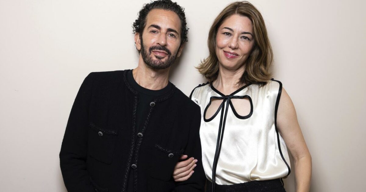 Marc by Sofia, la Coppola racconta Jacobs: chiacchiere tra amici, tanti curiosi filmati d’epoca sulla moda e poco cinema Marc by Sofia, la Coppola racconta Jacobs: chiacchiere tra amici, tanti curiosi filmati d’epoca sulla moda e poco cinema