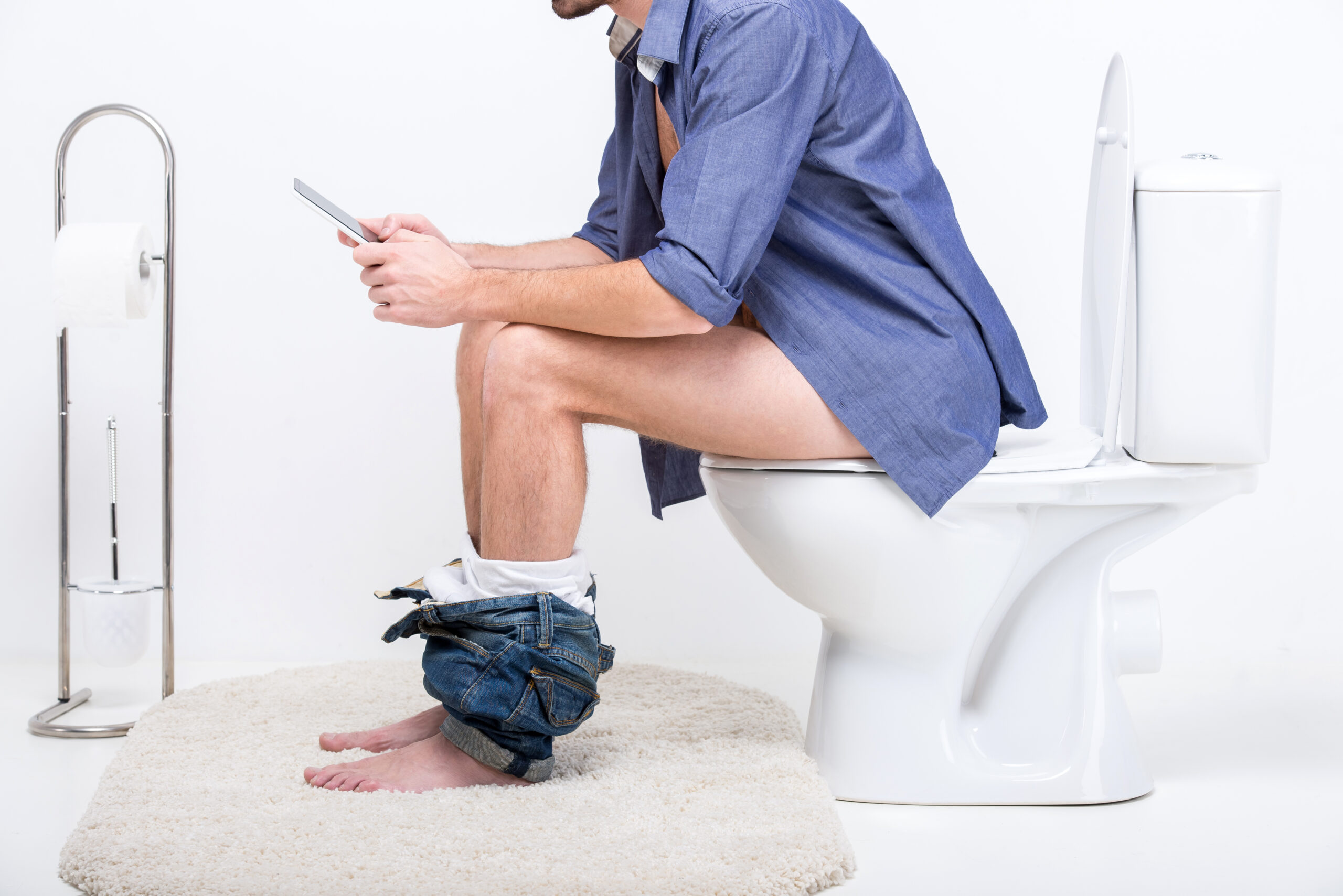scrollare lo smartphone in bagno pu242 avere un inaspettato effetto negativo aumenta il rischio di emorroidi lo studio