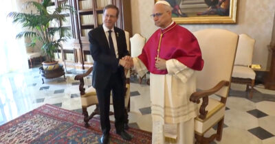 Copertina di Papa Leone XIV riceve il presidente israeliano Herzog in Vaticano: il video con la stretta di mano