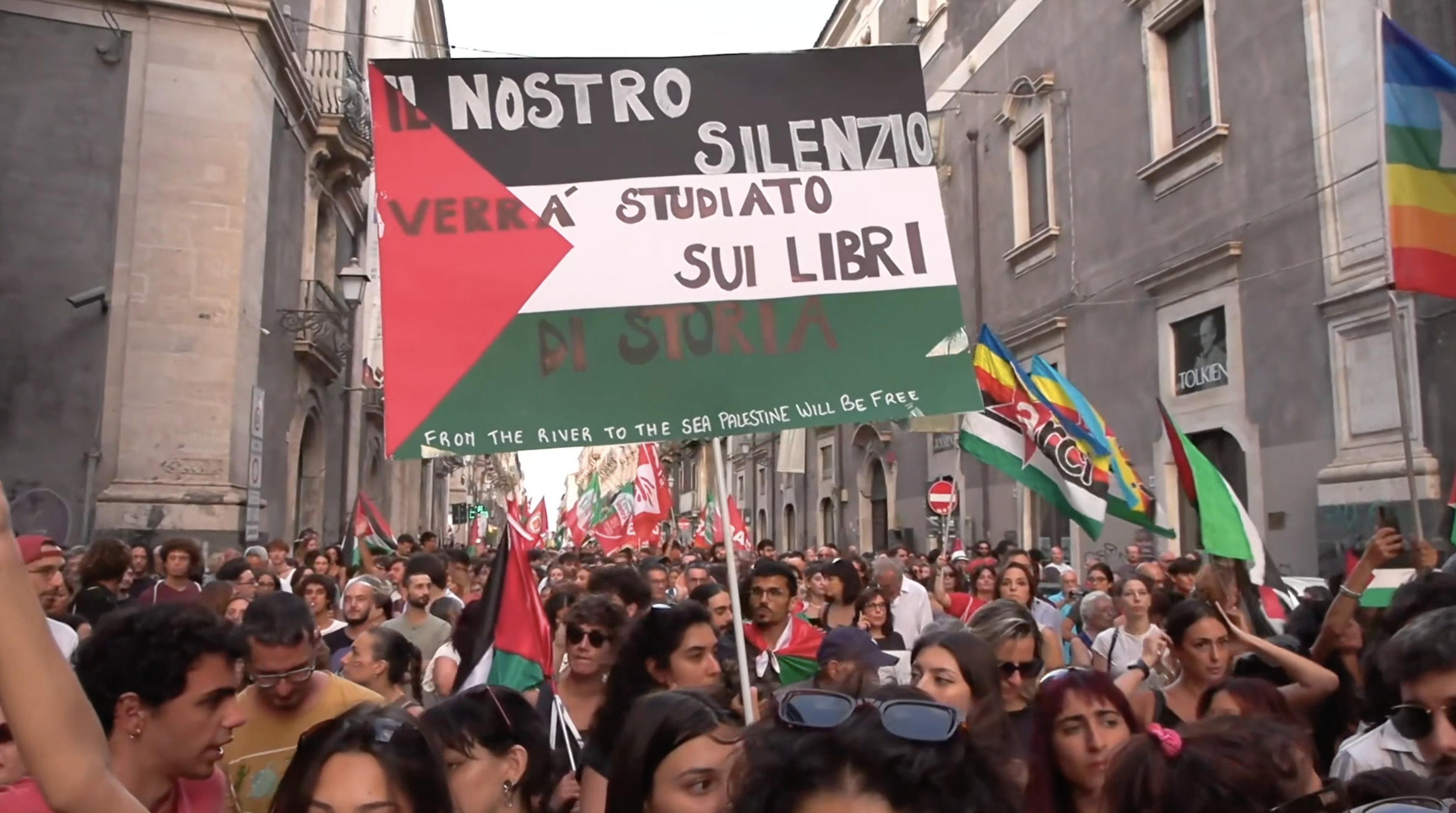 Catania, migliaia in corteo alla manifestazione in sostegno della Global Sumud Flotilla Catania, migliaia in corteo alla manifestazione in sostegno della Global Sumud Flotilla