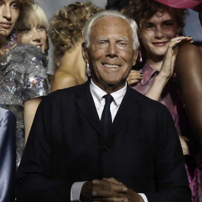 Ecco il testamento di Giorgio Armani: “Entro 18 mesi vendere il 15% a Lvmh, Essilor-Luxottica o L’Oreal”. Il futuro dell’azienda e l’eredità più privata a Leo Dell’Orco