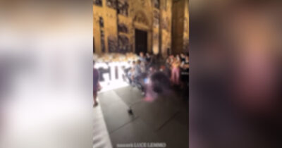 Copertina di Gender reveal con fumogeni e fuochi d’artificio davanti al Duomo di Napoli, Borrelli: “Perché nessuno li ha fermati?”