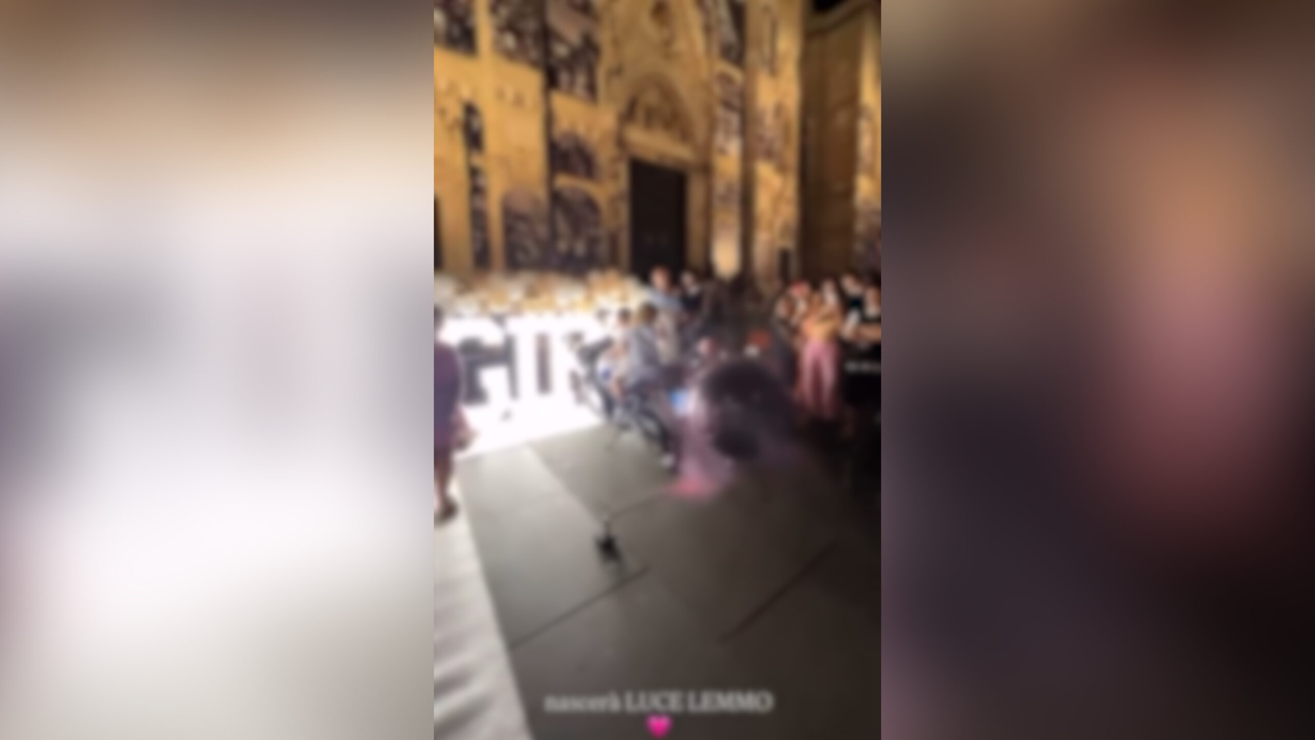 gender reveal con fumogeni e fuochi d8217artificio davanti al duomo di napoli borrelli perch233 nessuno li ha fermati
