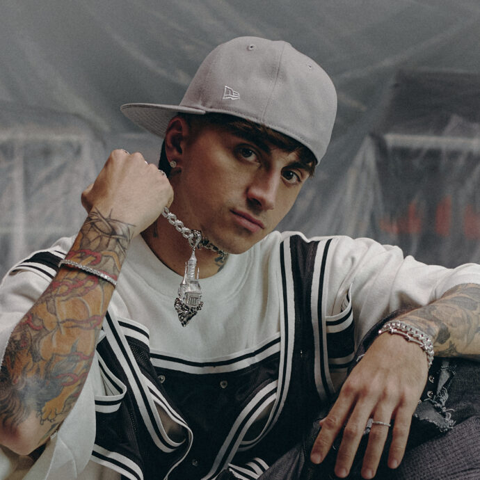 “La musica? È come un film. Quando in una canzone gli artisti parlano contro le donne o dicono di ammazzare, è tutto un po’ metaforico”: parla Sick Luke