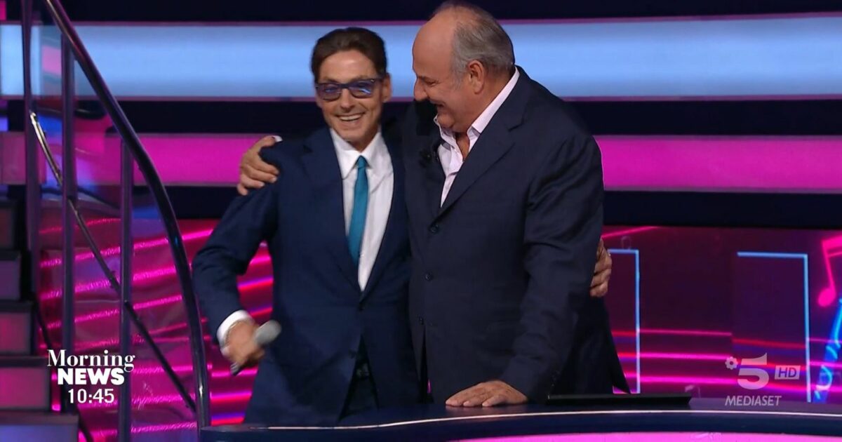 la ruota della fortuna batte ancora affari tuoi pier silvio berlusconi arriva a sorpresa in studio con gerry scotti sono orgoglioso abbiamo fatto un piccolo miracolo