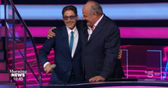 La Ruota della Fortuna batte ancora Affari Tuoi, Pier Silvio Berlusconi arriva a sorpresa in studio con Gerry Scotti: “Sono orgoglioso, abbiamo fatto un piccolo miracolo”