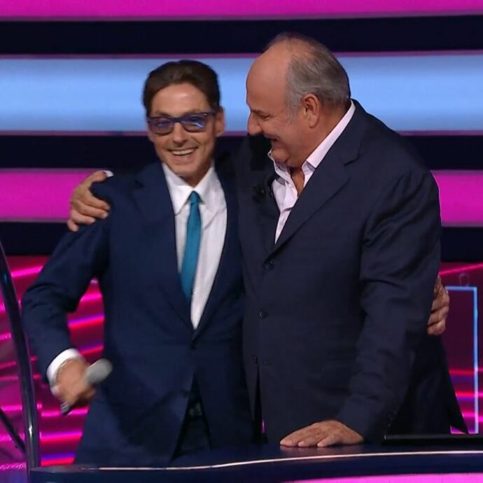 La Ruota della Fortuna batte ancora Affari Tuoi, Pier Silvio Berlusconi arriva a sorpresa in studio con Gerry Scotti: “Sono orgoglioso, abbiamo fatto un piccolo miracolo”