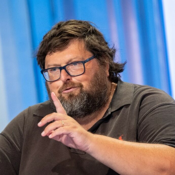 “Sogno Uomini e Donne”, la clamorosa candidatura di Mario Adinolfi accende il botta e risposta con Tina Cipollari