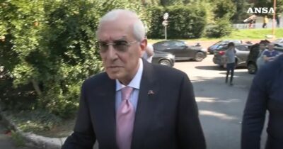 Copertina di Ai funerali di Fede c’è anche Dell’Utri: “La prima volta che ci siamo conosciuti? Non mi ricordo niente” – Video