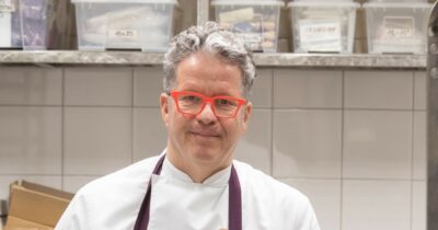 Copertina di “Per una torta mi hanno pagato 20mila euro. La morte non mi fa paura, da bambino allestivo le camere ardenti dei defunti”: così Ernst Knam