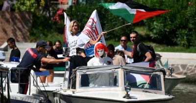 Copertina di Venezia, i carabinieri bloccano la barca con a bordo Anna Foglietta e Laika durante un flash mob per la Flotilla
