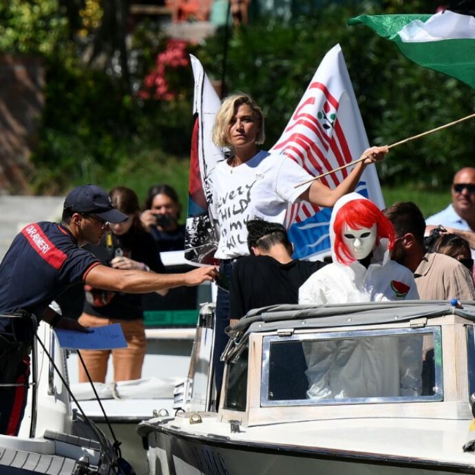 Venezia, i carabinieri bloccano la barca con a bordo Anna Foglietta e Laika durante un flash mob per la Flotilla