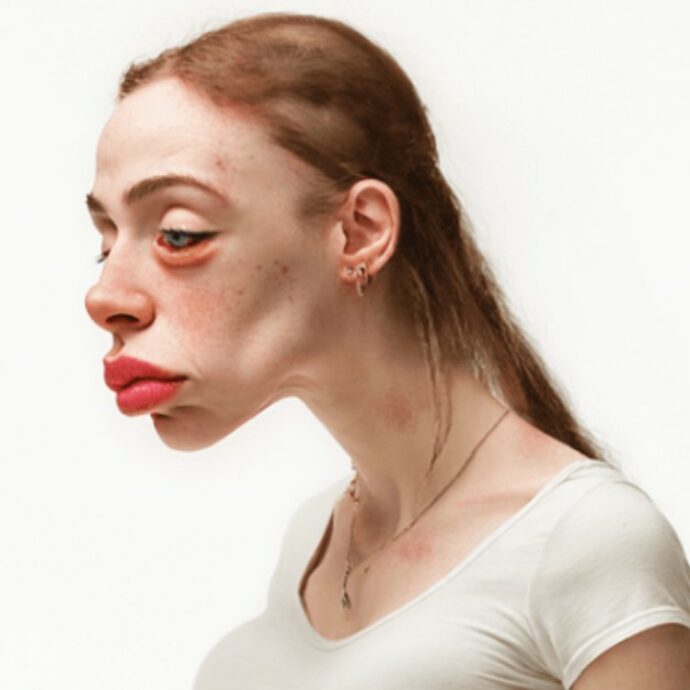 “Pelle a chiazze, schiena curva, mento da strega e perde i capelli”: uno studio rivela come saranno le influencer nel 2050