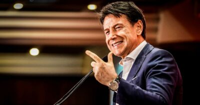 Copertina di 5 Stelle e Dem, congressi opposti. Conte cerca rivali, Elly ne ha troppi