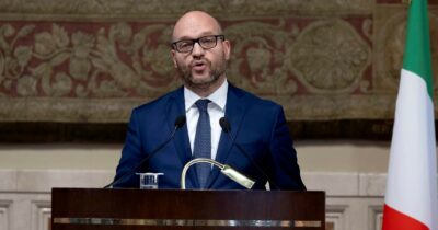 Copertina di Inchiesta Milano, chat sui giornali: scontro tra FI e Fontana sui pm