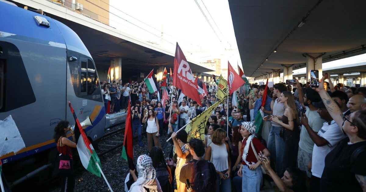 Manifestanti pro Palestina bloccano la stazione di Pisa: treni fermi per un’ora Manifestanti pro Palestina bloccano la stazione di Pisa: treni fermi per un’ora