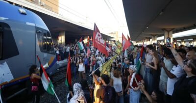Copertina di Manifestanti pro Palestina bloccano la stazione di Pisa: treni fermi per un’ora