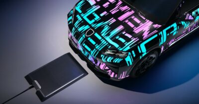 Copertina di IAA Mobility 2025, Porsche presenta la ricarica wireless in anteprima con la nuova Cayenne elettrica