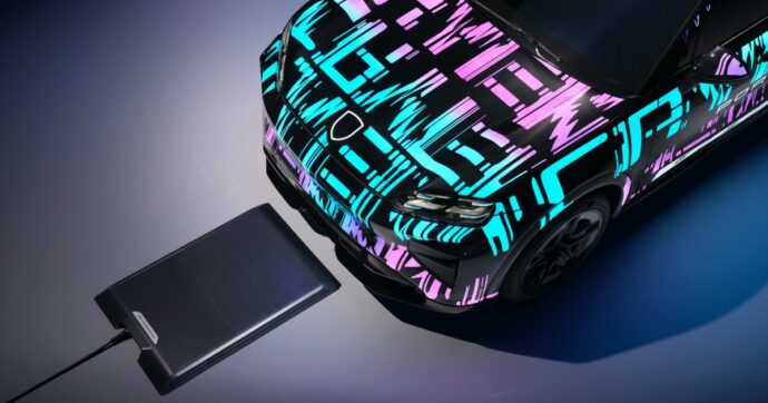 IAA Mobility 2025, Porsche presenta la ricarica wireless in anteprima con la nuova Cayenne elettrica